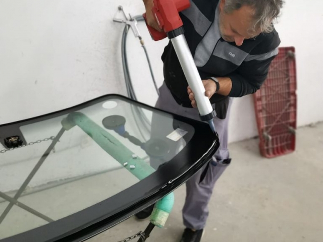 Krc Glass - Novi Sad - Nanosenje lepka