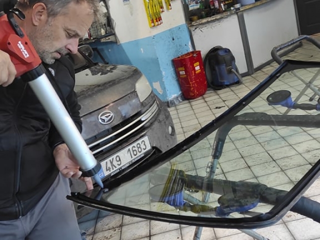 Krc Glass - Novi Sad - Nanosenje lepka