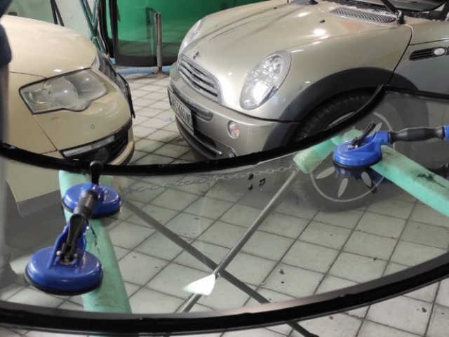 Krc Glass - Novi Sad - Zamena šoferšajbne- mini-cooper