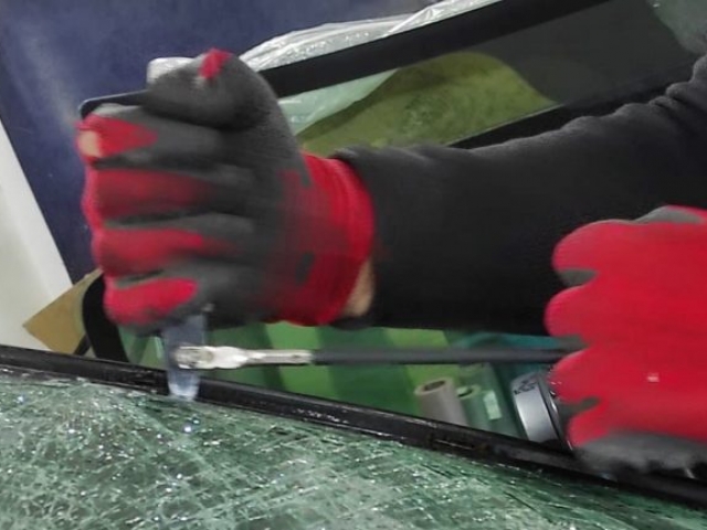 Krc Glass - Novi Sad - Upotreba specijalizovanog alata